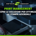Mano che utilizza un moderno dispositivo multifunzione per la stampa aziendale con testo promozionale di print management di Sistema Azienda