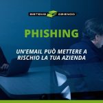 Due uomini che lavorano al computer con testo che avverte dei rischi del phishing via email per le aziende