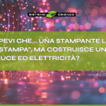 Grafica promozionale con sfondo astratto di luci calde e bokeh. Al centro, una fascia verde accesa contiene il testo: "LO SAPEVI CHE... UNA STAMPANTE LASER NON 'STAMPA', MA COSTRUISCE UN'IMMAGINE CON LUCE ED ELETTRICITÀ?". In alto al centro è presente il logo "SISTEMA AZIENDA".