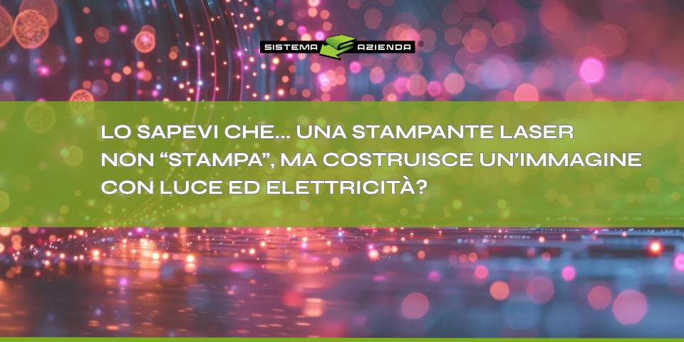Grafica promozionale con sfondo astratto di luci calde e bokeh. Al centro, una fascia verde accesa contiene il testo: "LO SAPEVI CHE... UNA STAMPANTE LASER NON 'STAMPA', MA COSTRUISCE UN'IMMAGINE CON LUCE ED ELETTRICITÀ?". In alto al centro è presente il logo "SISTEMA AZIENDA".